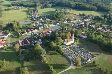 Letecký pohled na vesnici Lutová