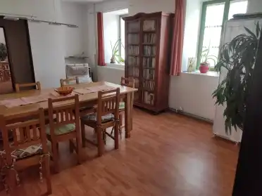 Chalupa Rosnička k pronájmu - obývací místnost s jídelním koutem